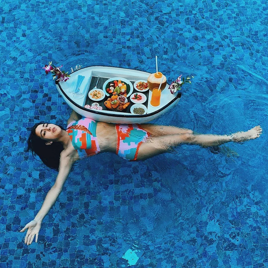 Sara Ali Khan stuns in a bikini, enjoys floating breakfast during Maldives vacay