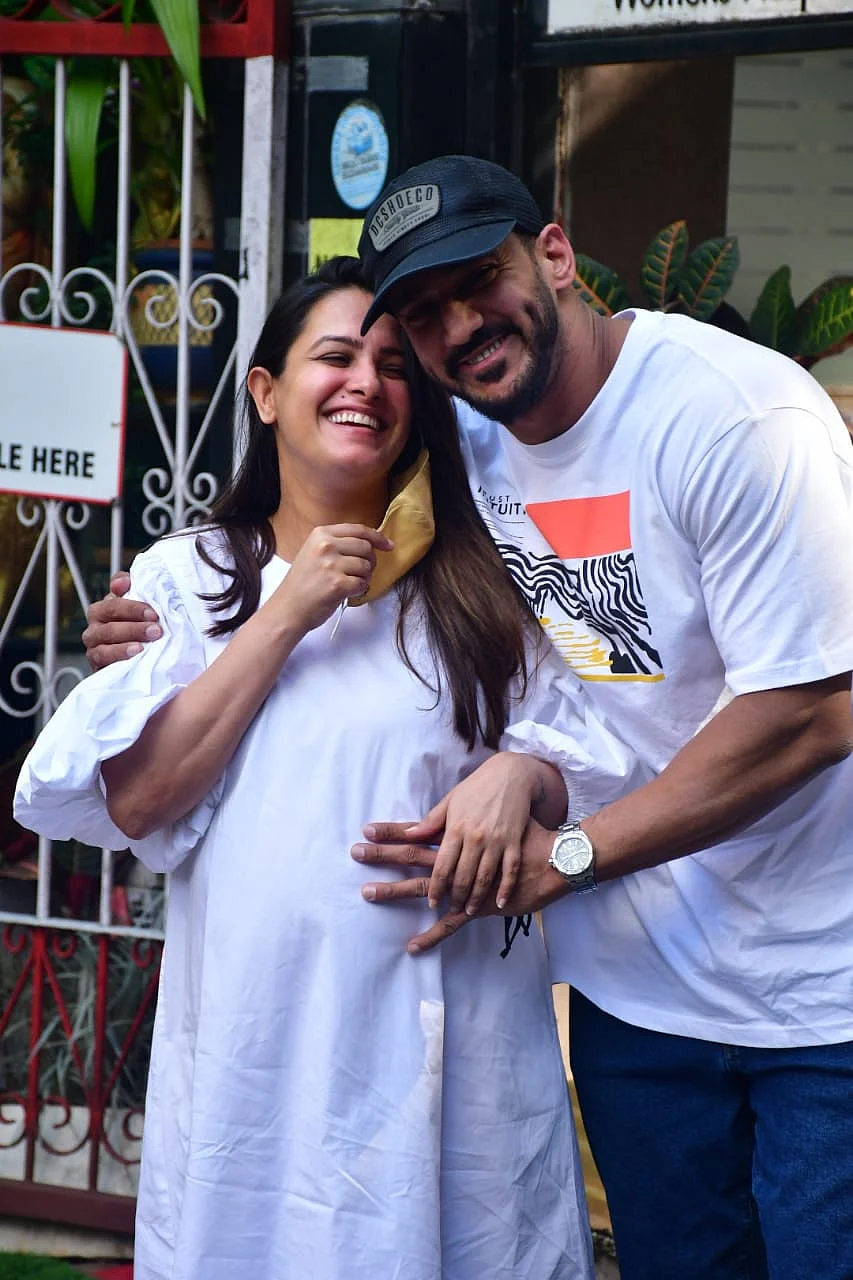 In Pics: Mom-to-be Anita Hassanandani visits clinic with husband Rohit Reddy