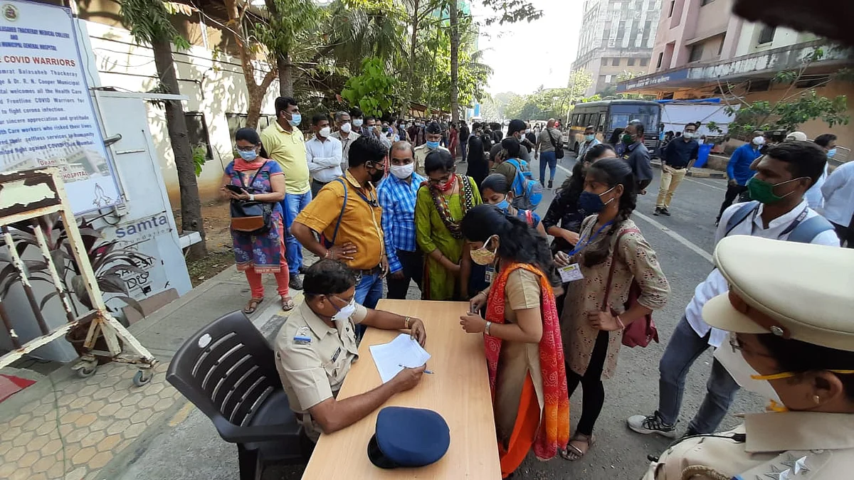 Mumbai : BMC medical staff in long queue for the COVID-19 vaccination at Cooper Hospital.