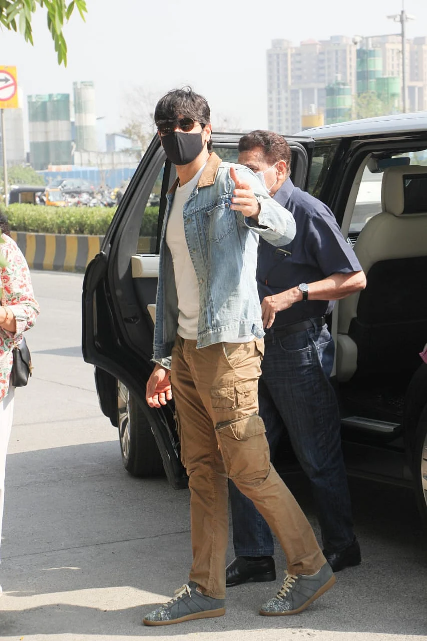 In Pics: Kiara Advani steps out for Sunday brunch with Sidharth Malhotra; Saif Ali Khan resumes work amid 'Tandav' controversy