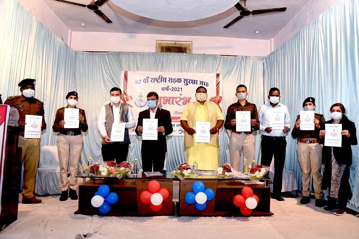 Madhya Pradesh: Seize mobiles of those caught talking while driving, District Judge’s mantra to check traffic rule violations