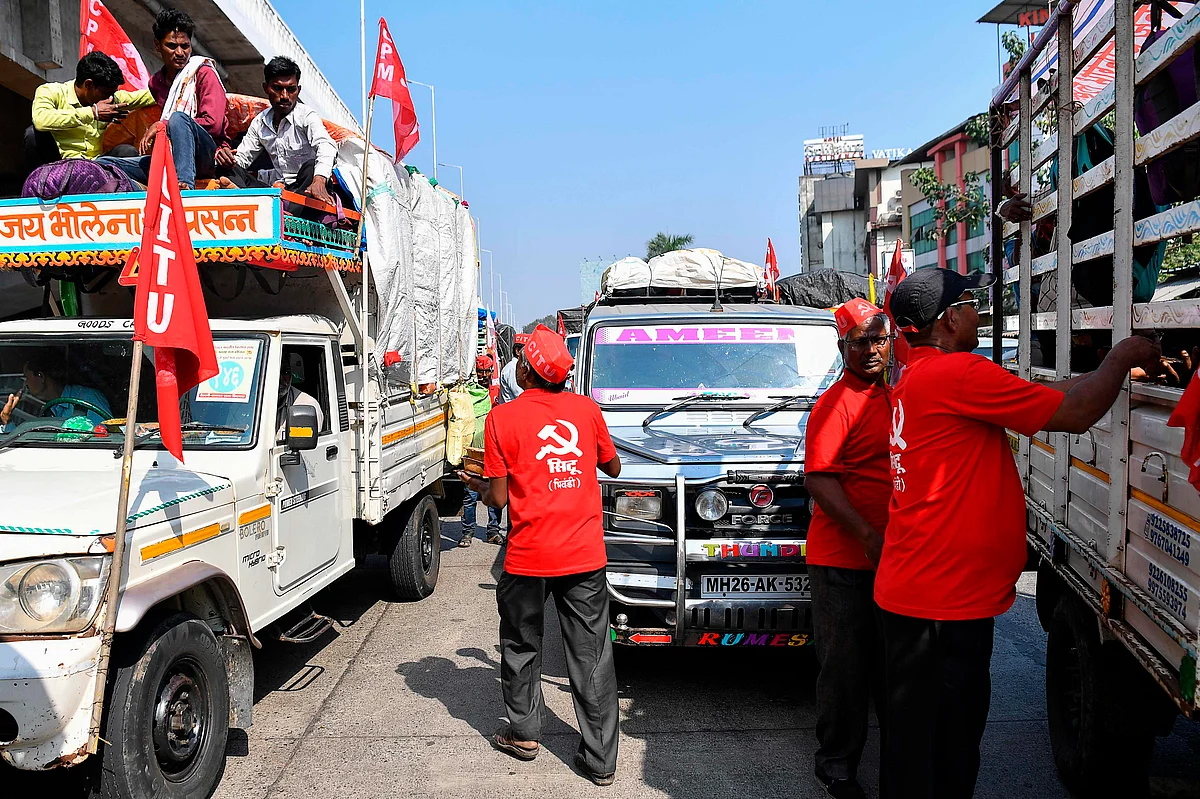 Volunteers distribute food to farmers sitting in vehicles as they cross a state highway during a rally to Mumbai in support of farmers who are continuing their protest against the central governments recent agricultural reforms, at Bhiwandi in the Thane district of Maharashtra on January 24, 2021