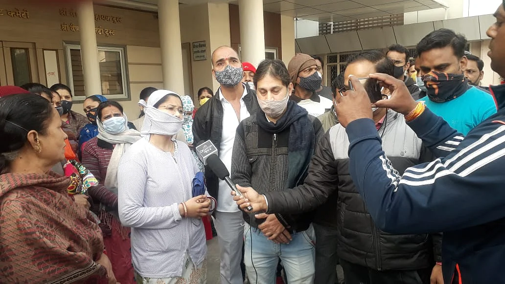 Indore: Parents stage protest at Shri Vaishnav Bal Mandir Girls School, demand fee relaxation