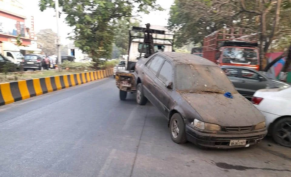 Navi Mumbai: NMMC removes abandoned vehicles, banners and hoardings from city roads