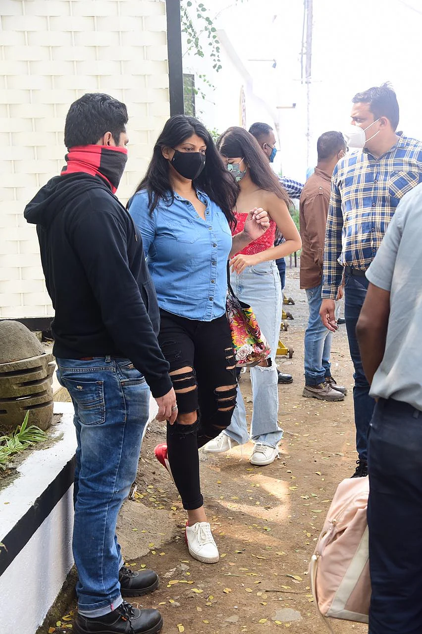 In Pics: Varun Dhawan’s family arrives at the wedding venue in Alibaug