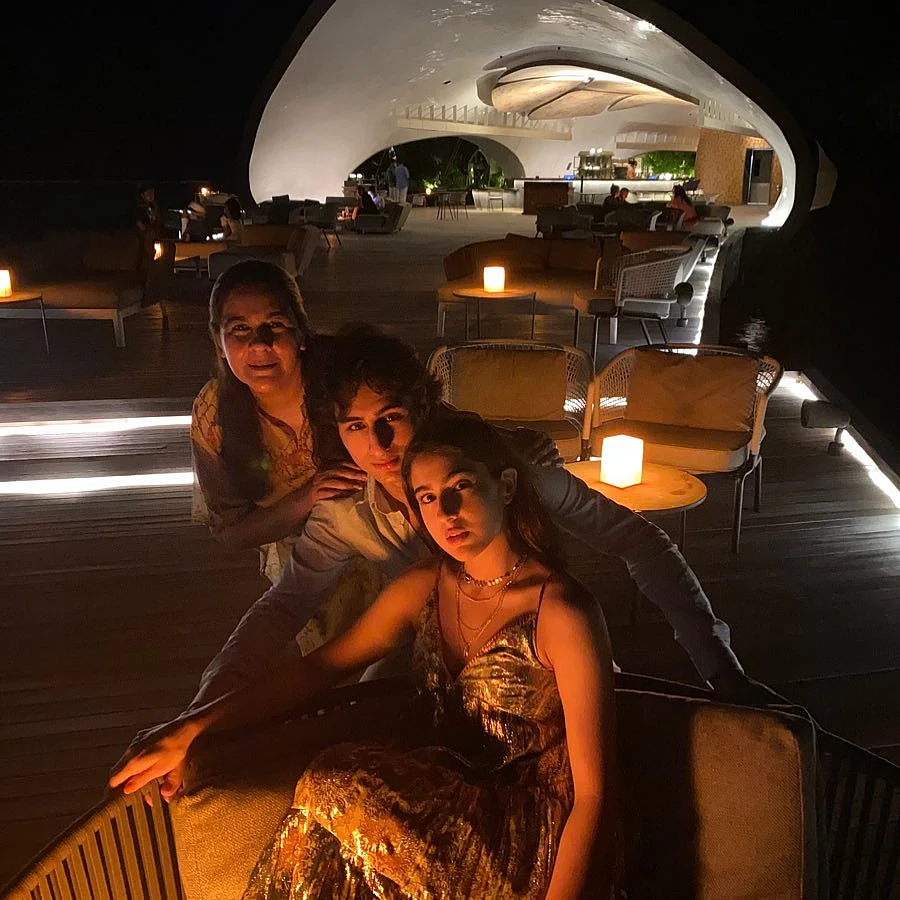 Sara Ali Khan stuns in a bikini, enjoys floating breakfast during Maldives vacay