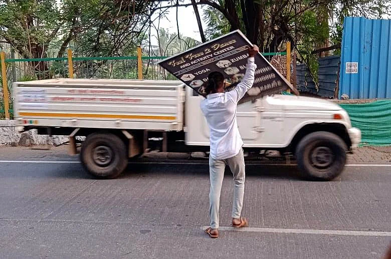 Navi Mumbai: NMMC removes abandoned vehicles, banners and hoardings from city roads