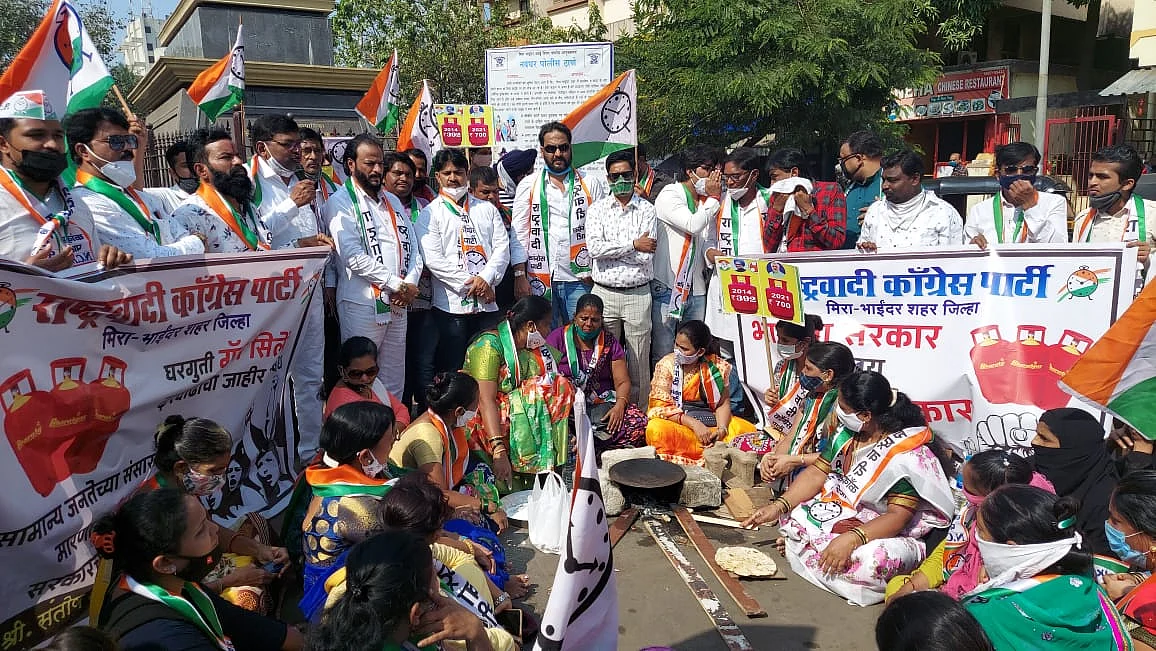 Mira Bhayandar: NCP lights chulha on road to protest hike in prices of LPG cylinder