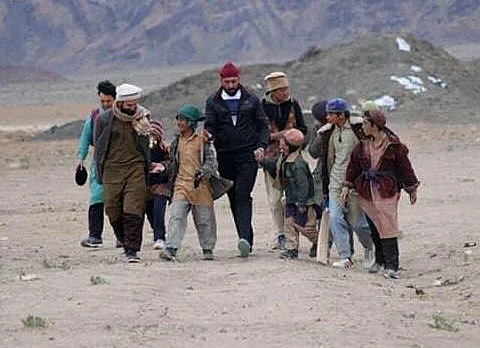 Raaj with kids on the sets of Torbaaz