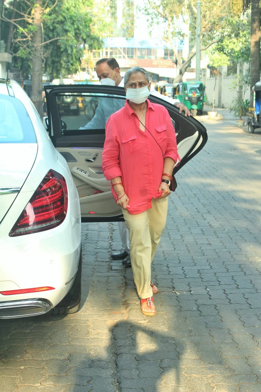 Jaya Bachchan snapped at Pradhan clinic in Juhu