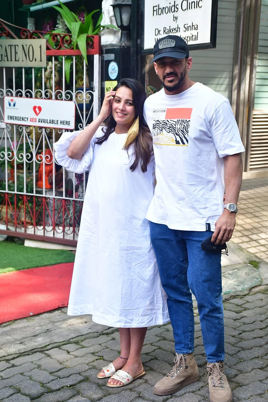 In Pics: Mom-to-be Anita Hassanandani visits clinic with husband Rohit Reddy