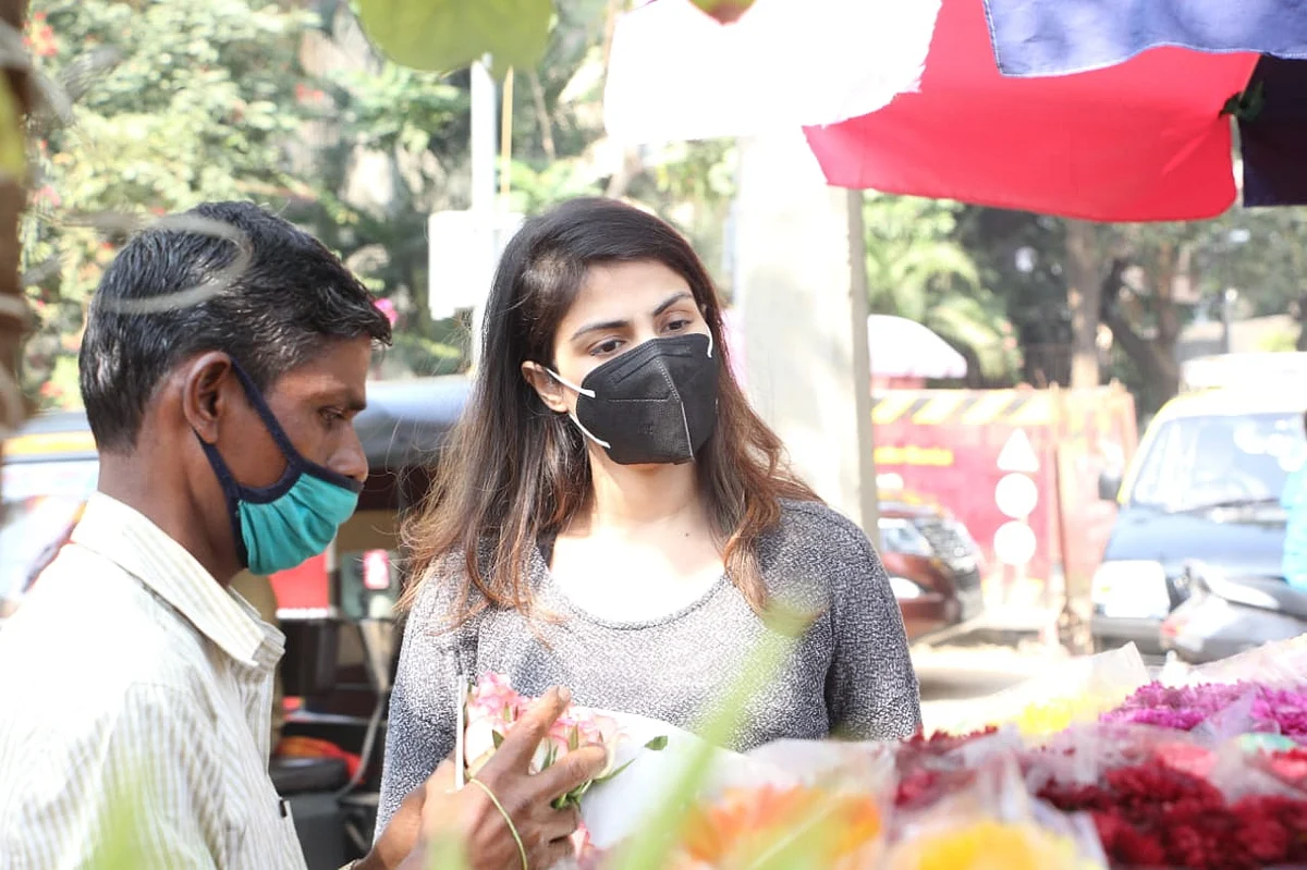 Watch: Ahead of Sushant's first birth anniversary, Rhea Chakraborty spotted buying flowers