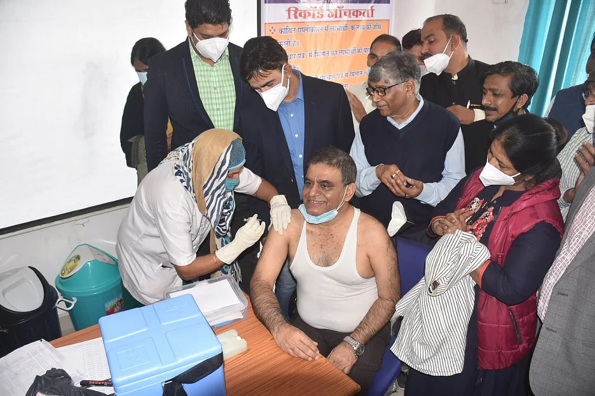 Corona vaccine being administered to Ujjain CMHO Dr Mahaveer Khandelwal