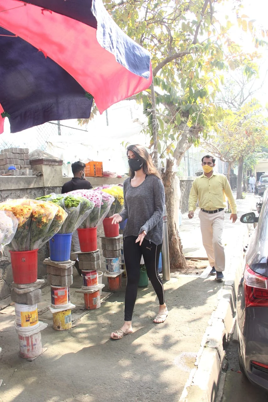 Watch: Ahead of Sushant's first birth anniversary, Rhea Chakraborty spotted buying flowers