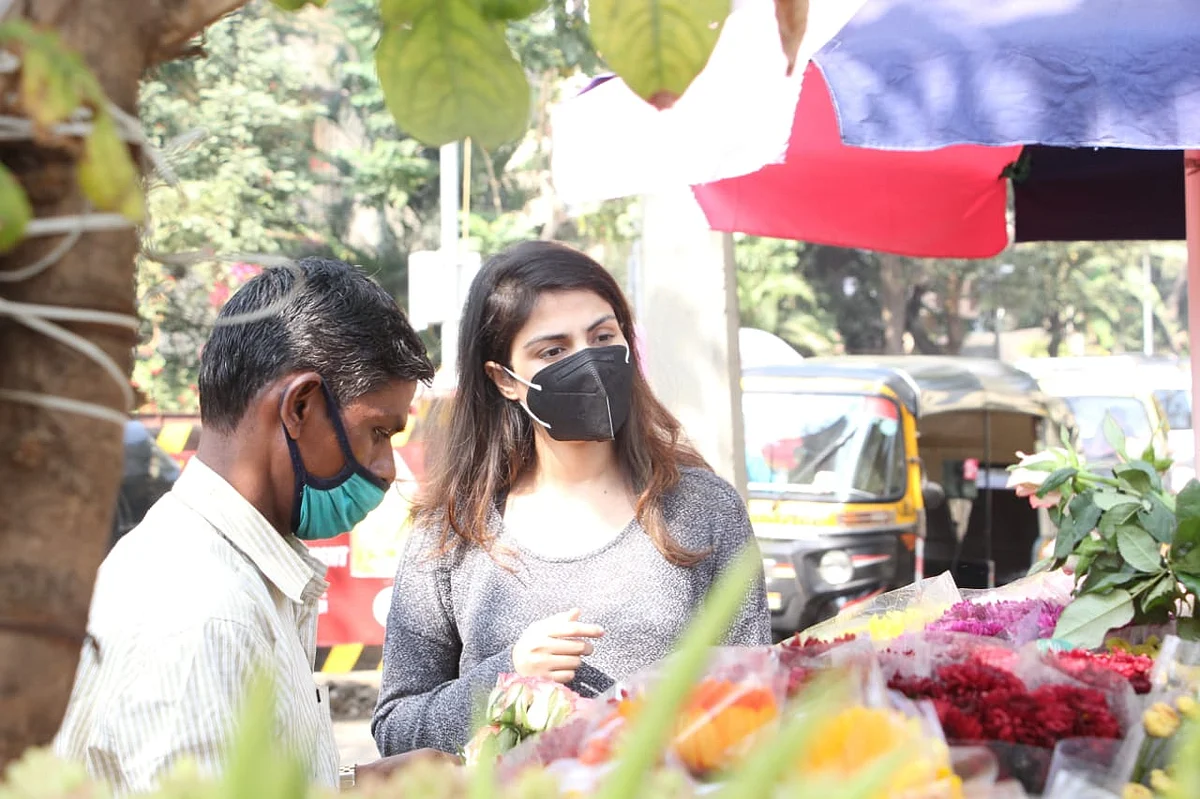 Watch: Ahead of Sushant's first birth anniversary, Rhea Chakraborty spotted buying flowers