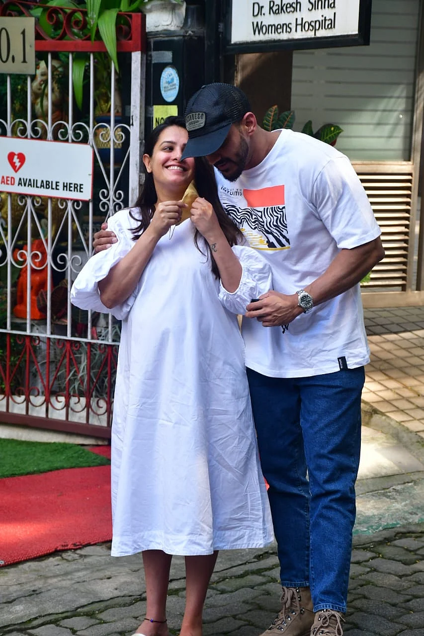 In Pics: Mom-to-be Anita Hassanandani visits clinic with husband Rohit Reddy