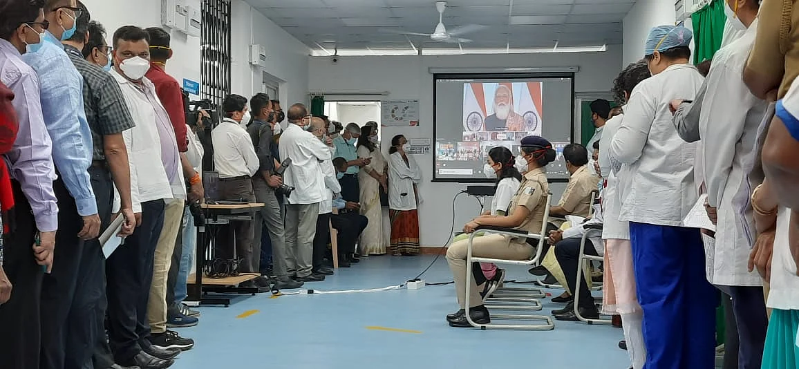 Health workers wait in line to receive a Covid-19 coronavirus vaccine in Mumbai on January 16, 2021.