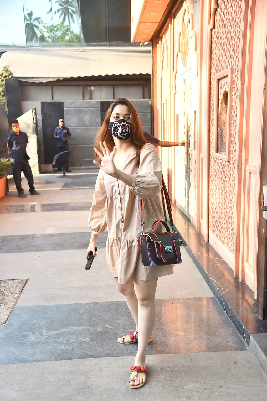 In Pics: Shilpa Shetty steps out with family; Malaika Arora and Arjun Kapoor arrive at Kareena's Bandra residence