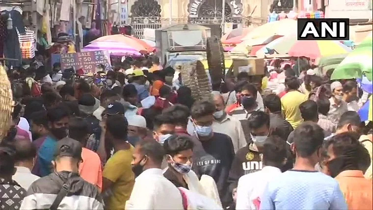 Coronavirus in Mumbai: People flout social distancing norms in Crawford market; check out pics