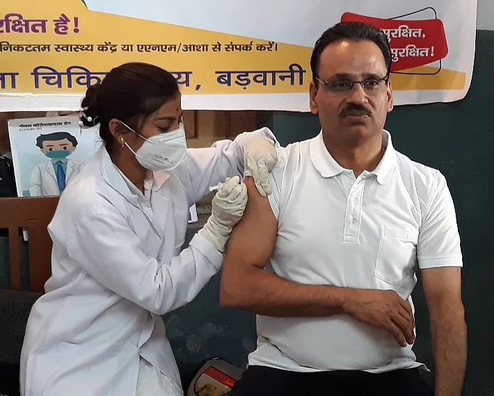 Madhya Pradesh: Second phase of vaccination kicks off, collector, SP get the jab