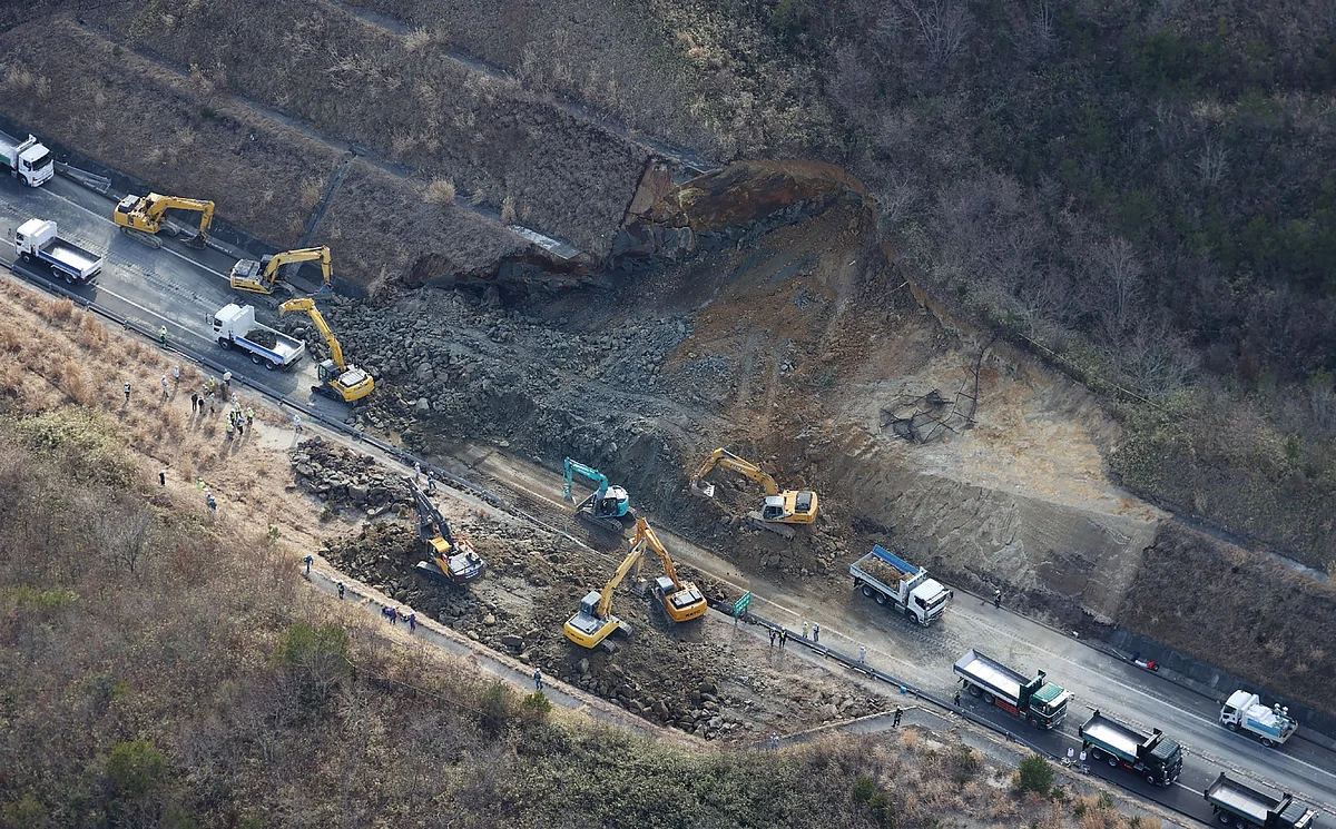 Another Magnitude 5 2 Quake Rattles Japan S Fukushima