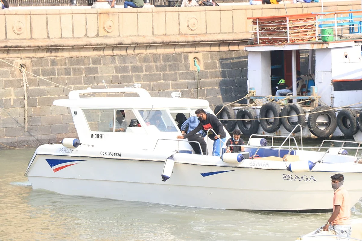Shah Rukh Khan makes a rare appearance with sister Shehnaz, boards a ferry at Mumbai's Gateway of India