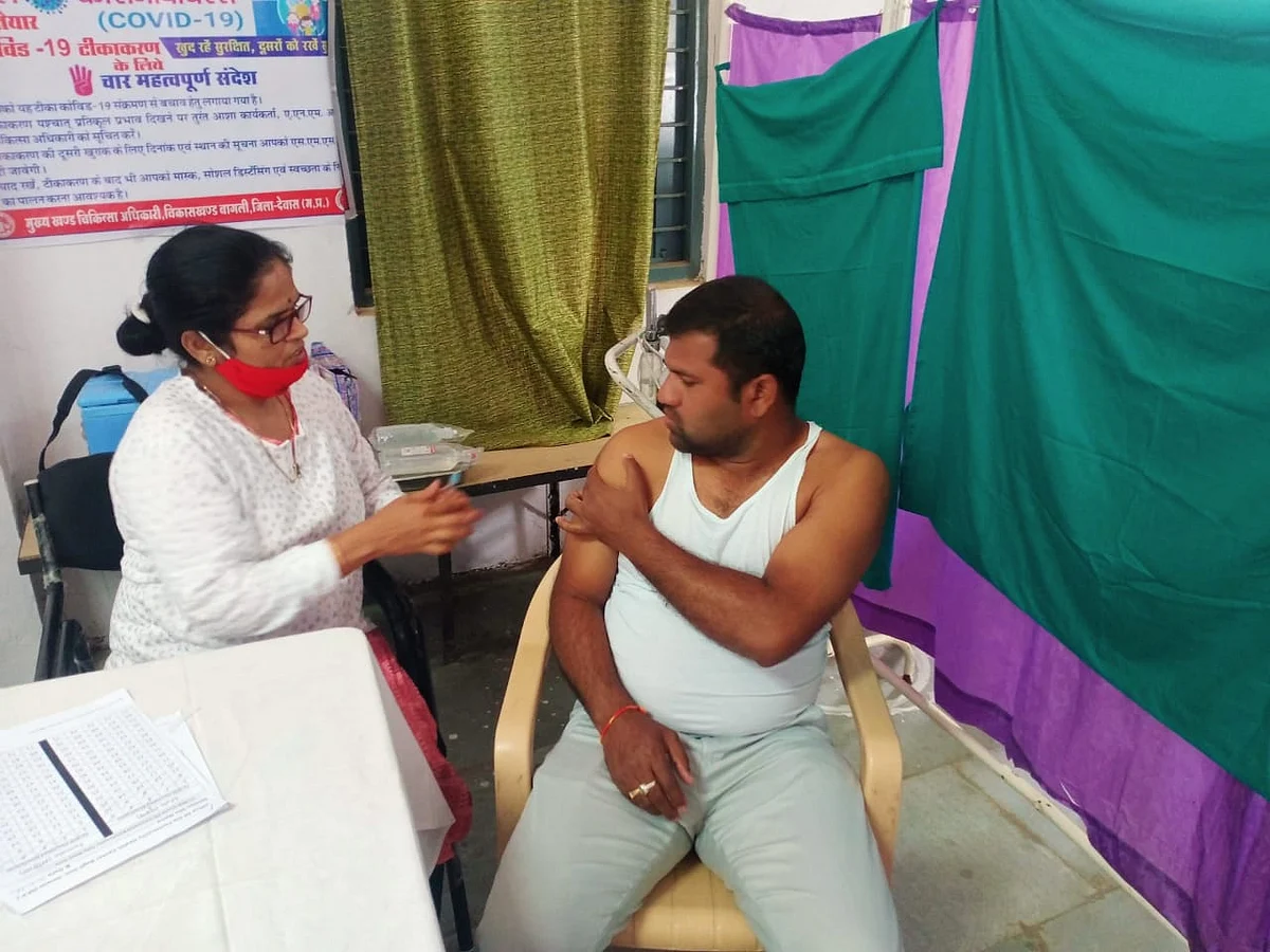 COVID Vaccination in Madhya Pradesh:
Admin officials, frontline corona warriors in Khandwa and Bagli get the jab