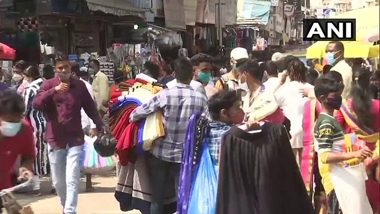 Coronavirus in Mumbai: People flout social distancing norms in Crawford market; check out pics