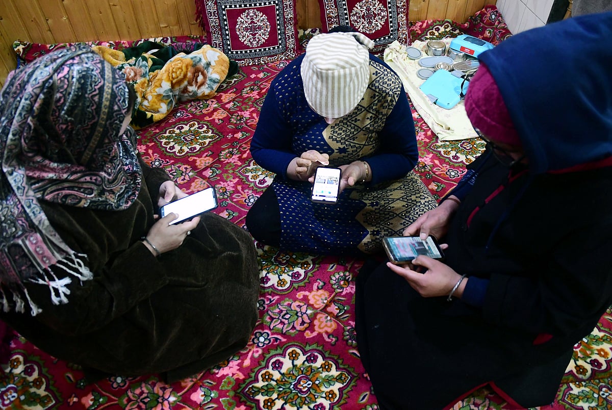 J&K residents elated over restoration of 4G internet services - Vimarsana News