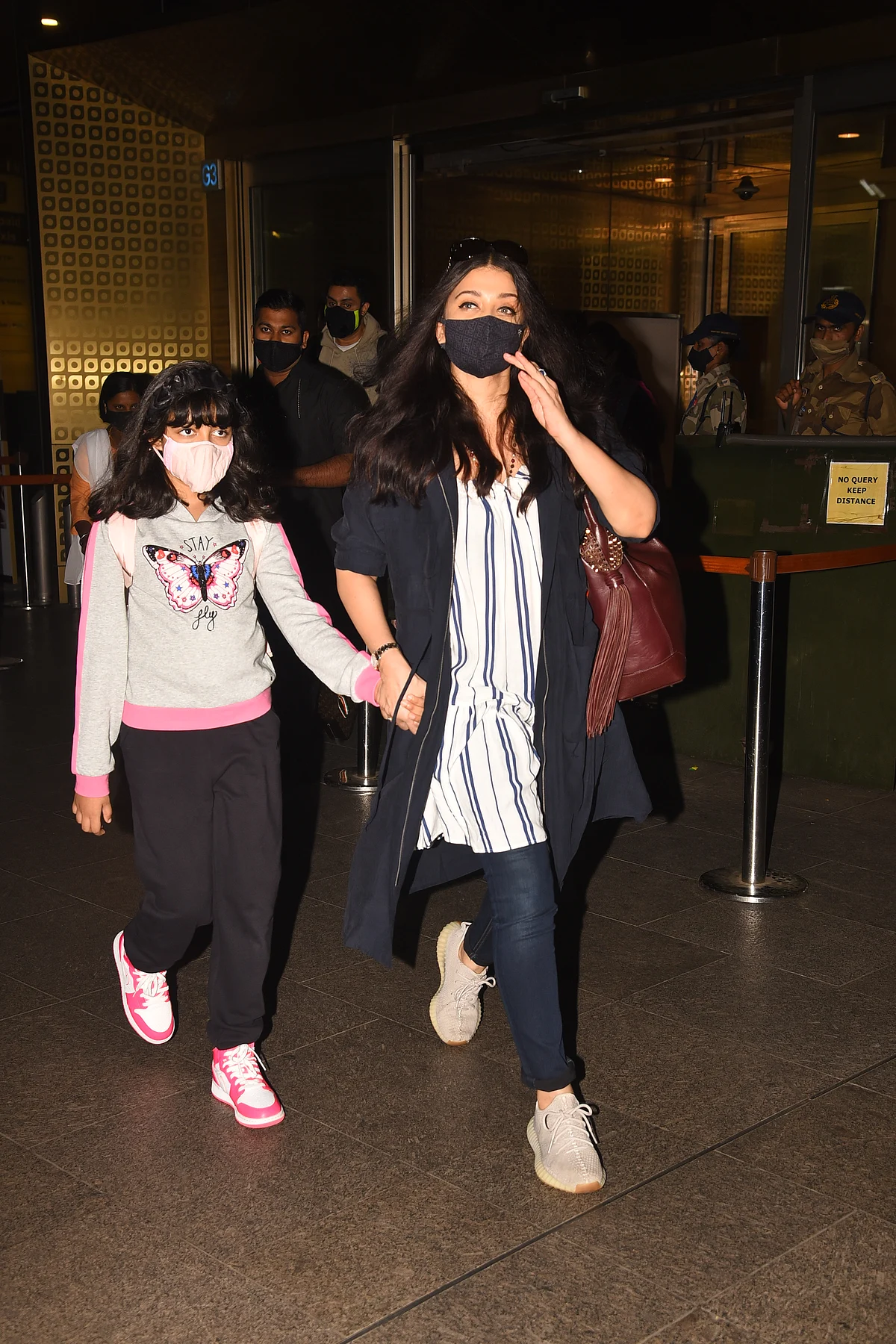 Trolls label Aishwarya Rai Bachchan an 'overprotective mom' after she refuses to let go of daughter Aaradhya's hand