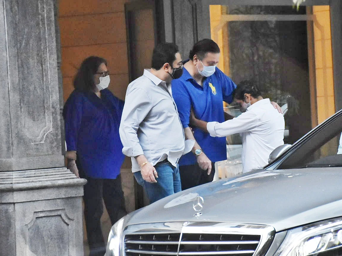 Ahead of Kareena Kapoor's delivery, parents Babita and Randhir visit Mount Mary Church in Bandra