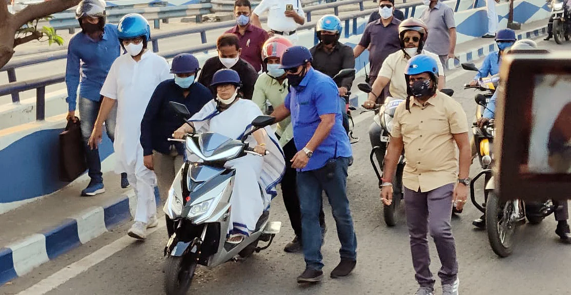 The CM was accompanied by Mayor and bouncers while riding the scooter independently. She also wore a helmet keeping in mind the rules.