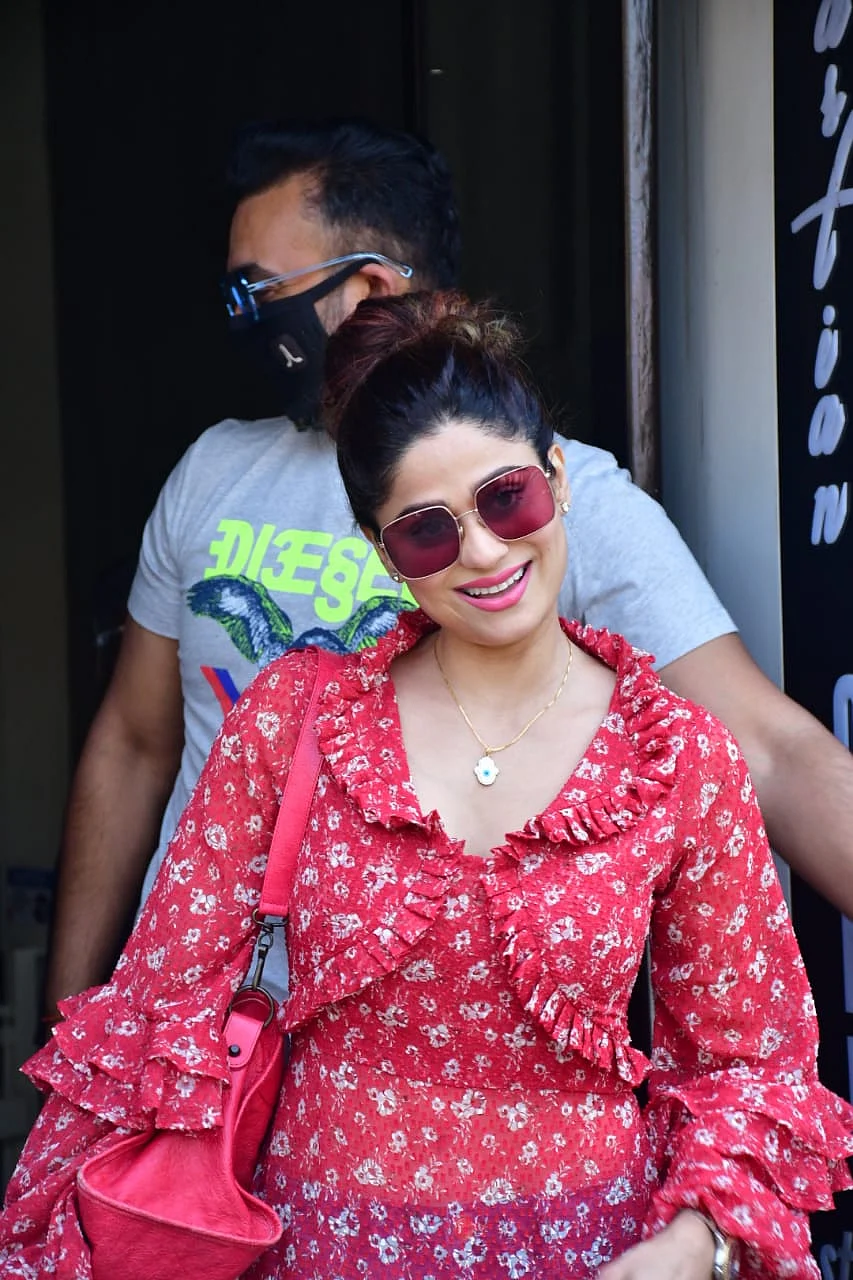 In Pics: Shilpa Shetty steps out with family; Malaika Arora and Arjun Kapoor arrive at Kareena's Bandra residence