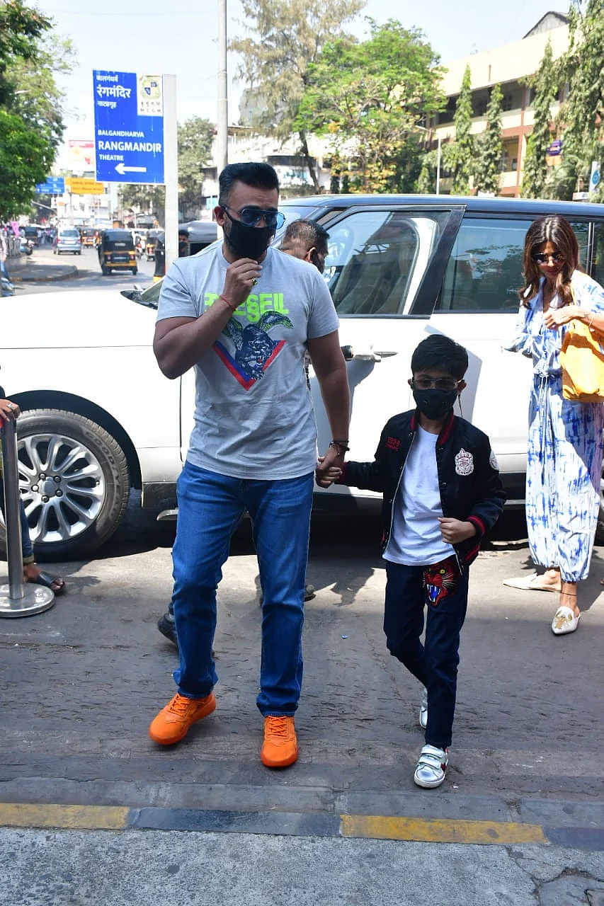 In Pics: Shilpa Shetty steps out with family; Malaika Arora and Arjun Kapoor arrive at Kareena's Bandra residence
