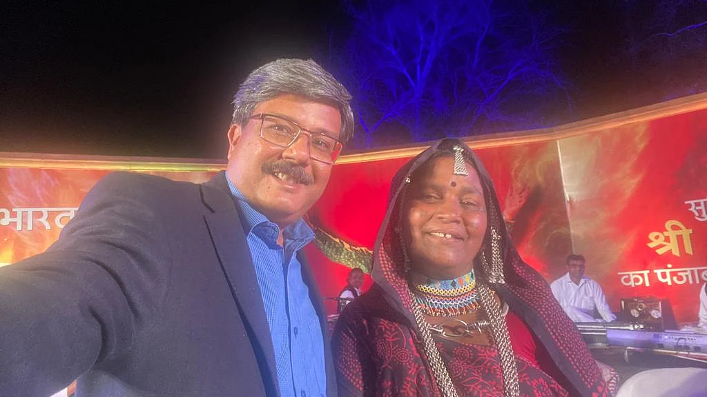 Principal secretary, culture, Sheoshekhar Shukla took a selfie with Bhuri Bai on the dais