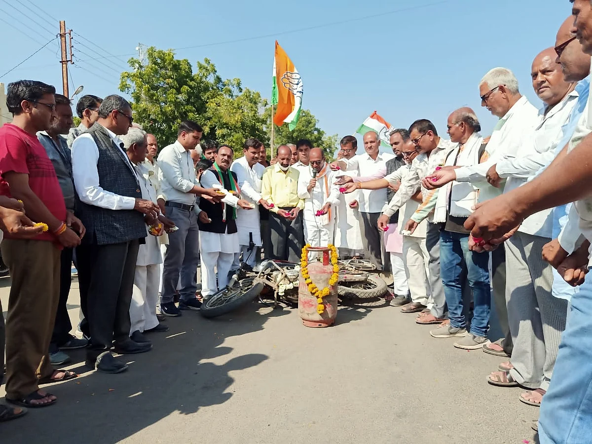 Madhya Pradesh: Congress takes out marches, observes bandh to protest against rising fuel prices