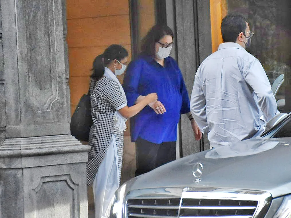 Ahead of Kareena Kapoor's delivery, parents Babita and Randhir visit Mount Mary Church in Bandra