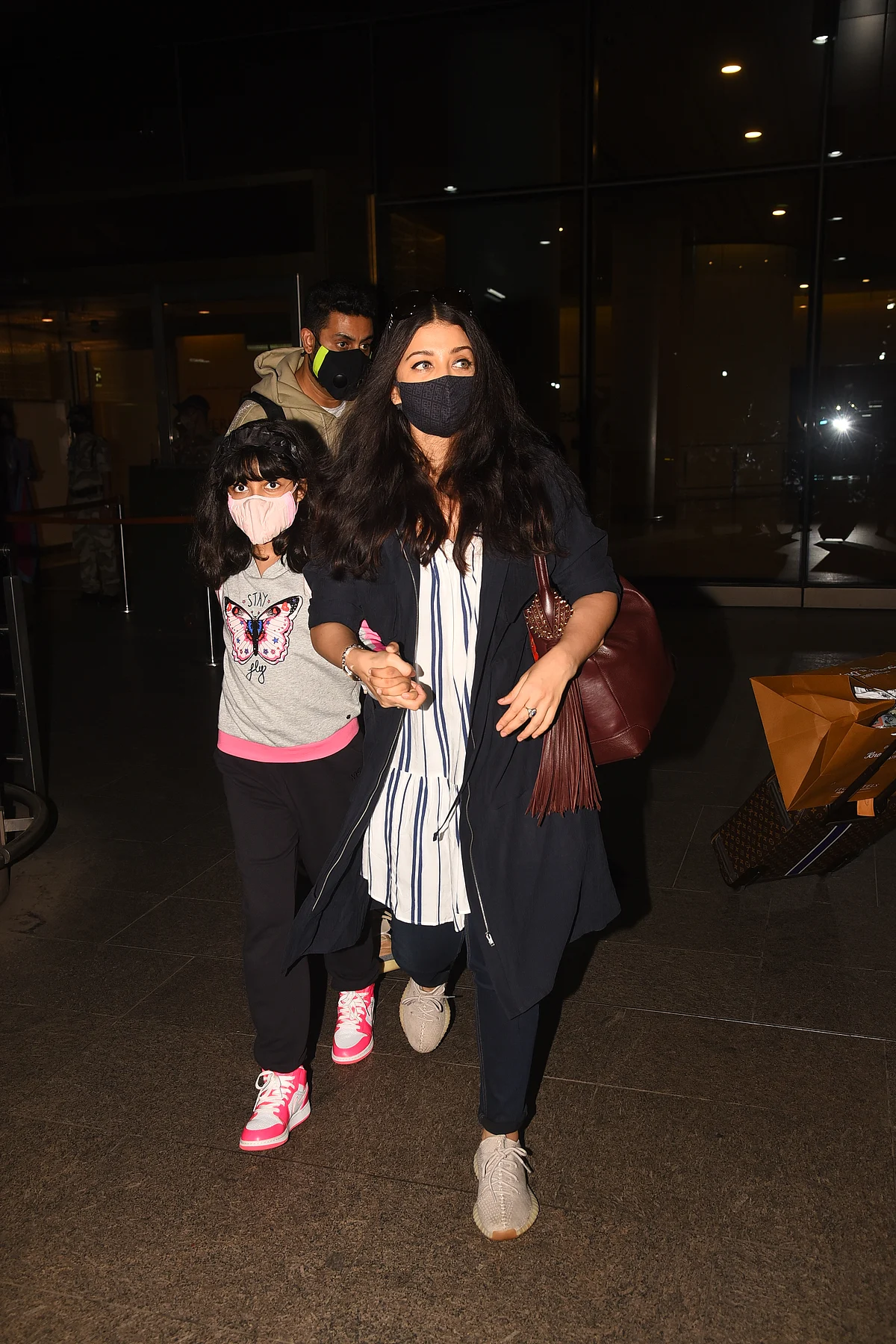 Trolls label Aishwarya Rai Bachchan an 'overprotective mom' after she refuses to let go of daughter Aaradhya's hand