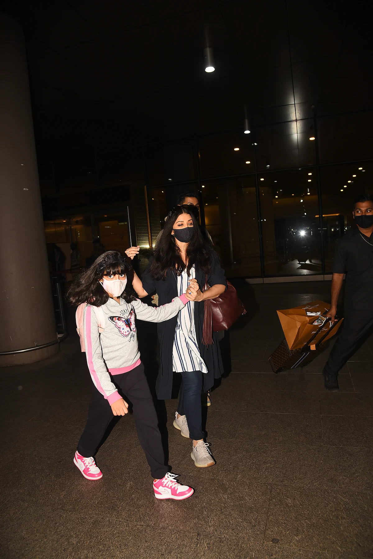 Trolls label Aishwarya Rai Bachchan an 'overprotective mom' after she refuses to let go of daughter Aaradhya's hand