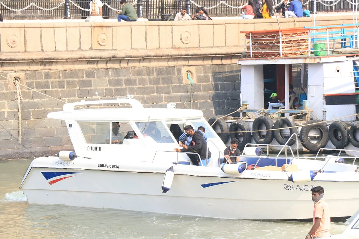 Shah Rukh Khan makes a rare appearance with sister Shehnaz, boards a ferry at Mumbai's Gateway of India