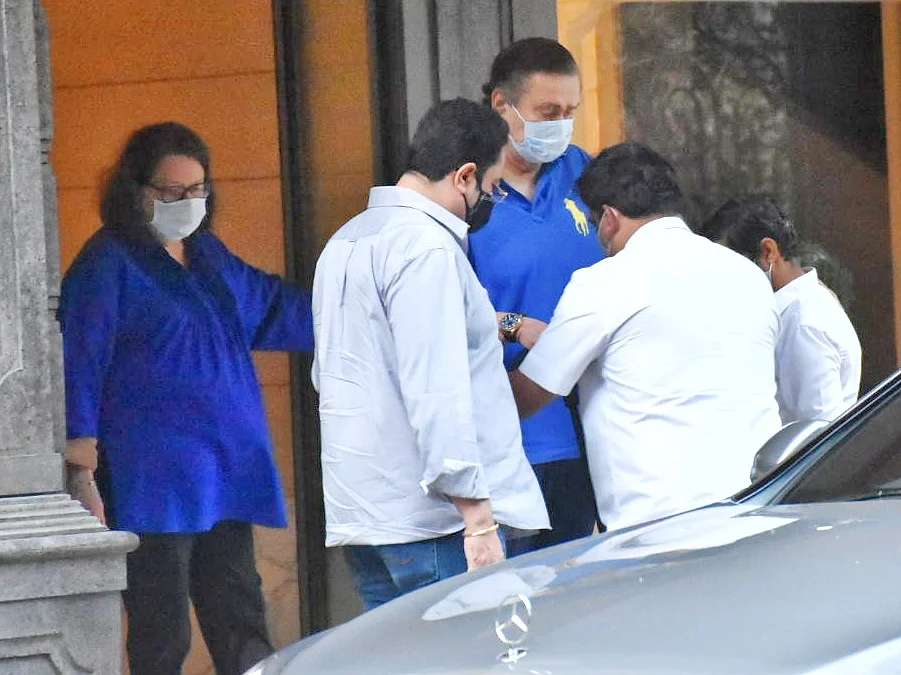 Ahead of Kareena Kapoor's delivery, parents Babita and Randhir visit Mount Mary Church in Bandra