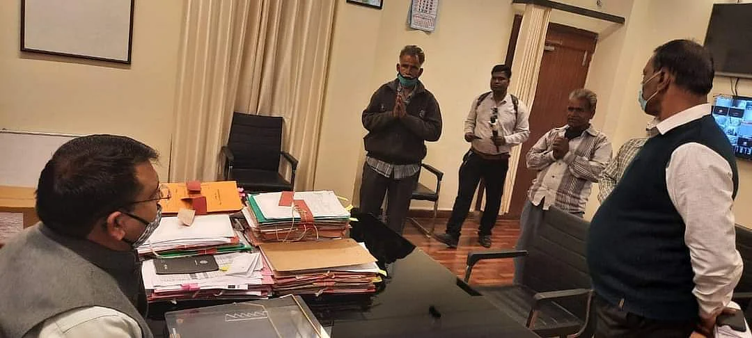 Madhya Pradesh: Men in Neemuch vow to take care of 80-yr-old mother post collector's counselling