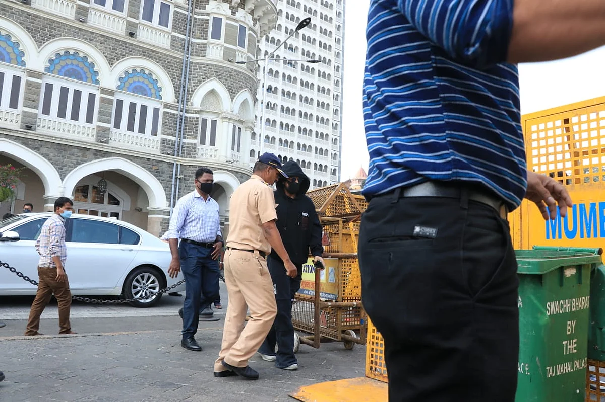 Shah Rukh Khan makes a rare appearance with sister Shehnaz, boards a ferry at Mumbai's Gateway of India