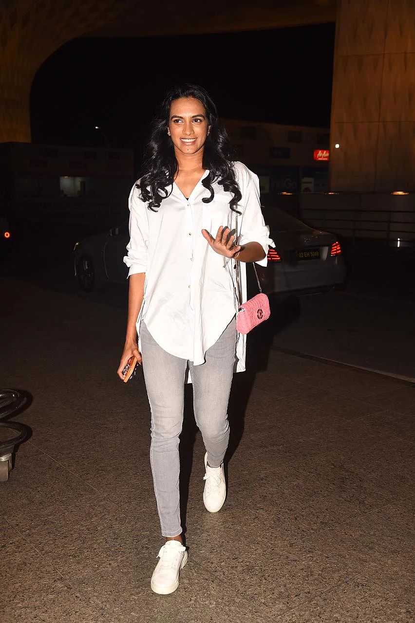 Badminton ace P V Sindhu carries the tiniest pink Versace bag worth nearly Rs 89,000!