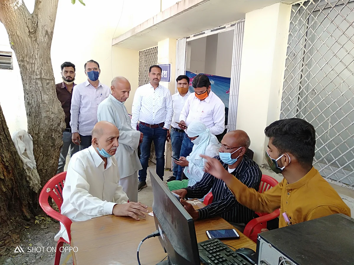 Covid vaccination in Madhya Pradesh: Citizens step towards the jab in Khandwa, Khargone, Khetia and other districts of the state