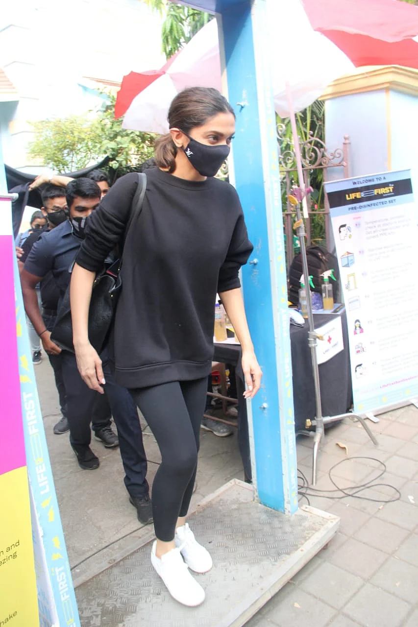 Deepika Padukone, Ranveer Singh and other Bollywood stars captured by shutterbugs in Mumbai; see pics