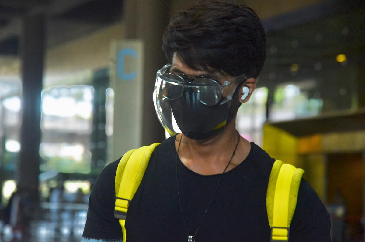 Netizens laud 'sensible' Shahid Kapoor for going all out with protective gear as COVID-19 cases surge