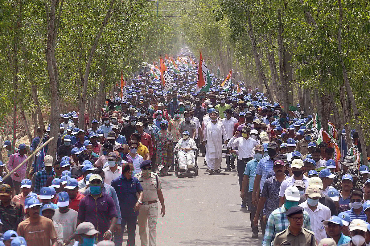 West Bengal Wheelchair Bound Mamata Banerjee Gets Back On Her Feet As Campaigning For Second Phase Comes To An End Watch Video