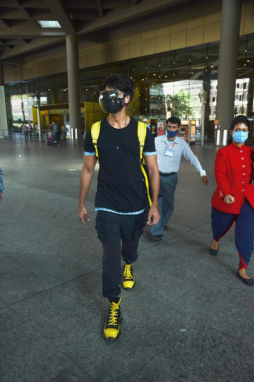 Netizens laud 'sensible' Shahid Kapoor for going all out with protective gear as COVID-19 cases surge