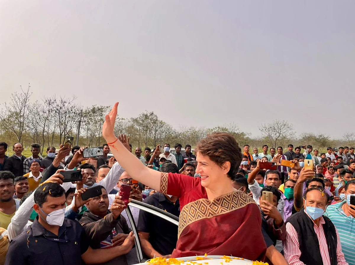 Priyanka Gandhi Vadra being welcomed by tea garden workers at Sadharu, Biswanath, Assam.